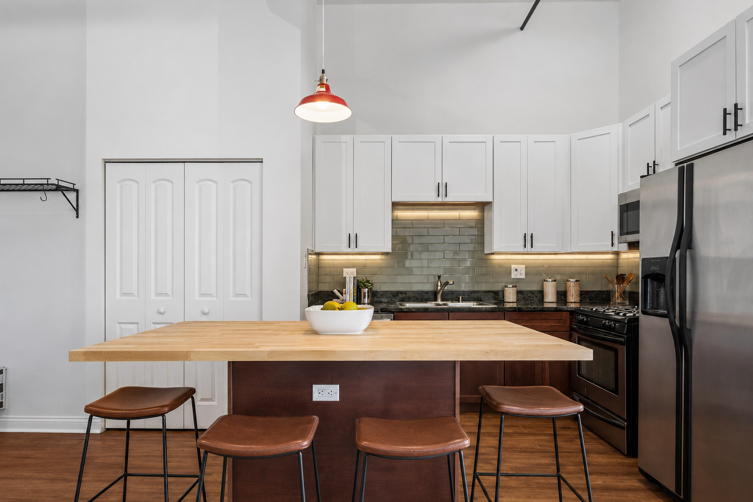 1215 W GUNNISON Street Unit: 313