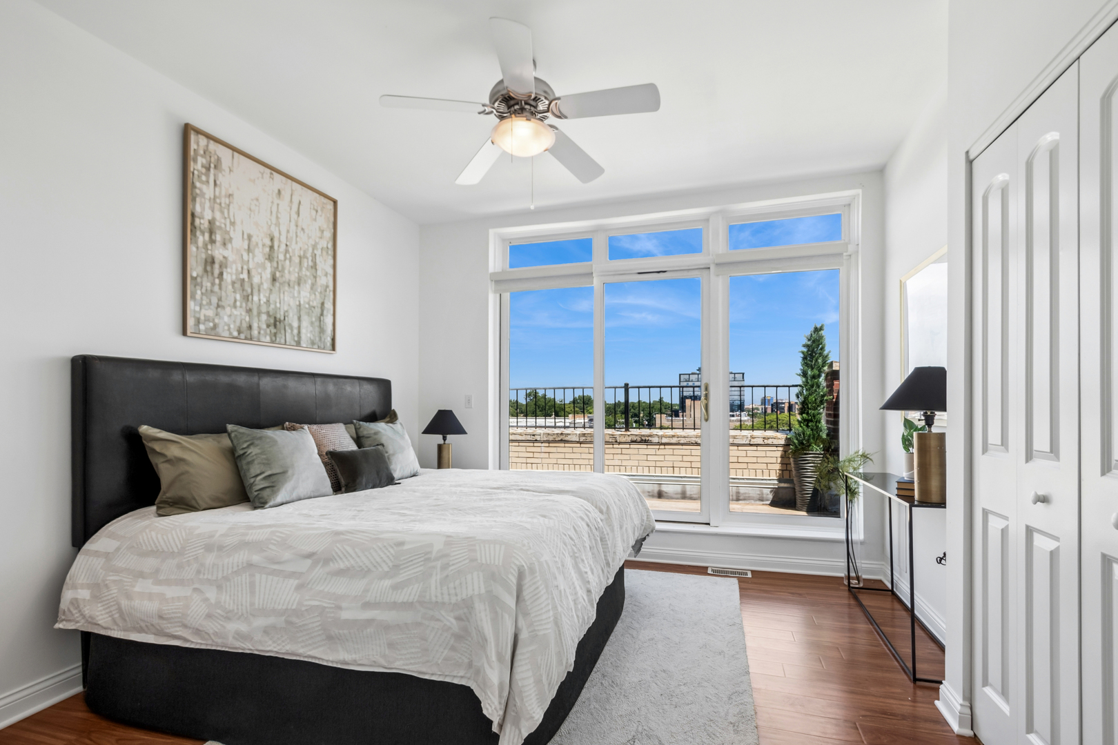 1215 W GUNNISON Street Unit: 313