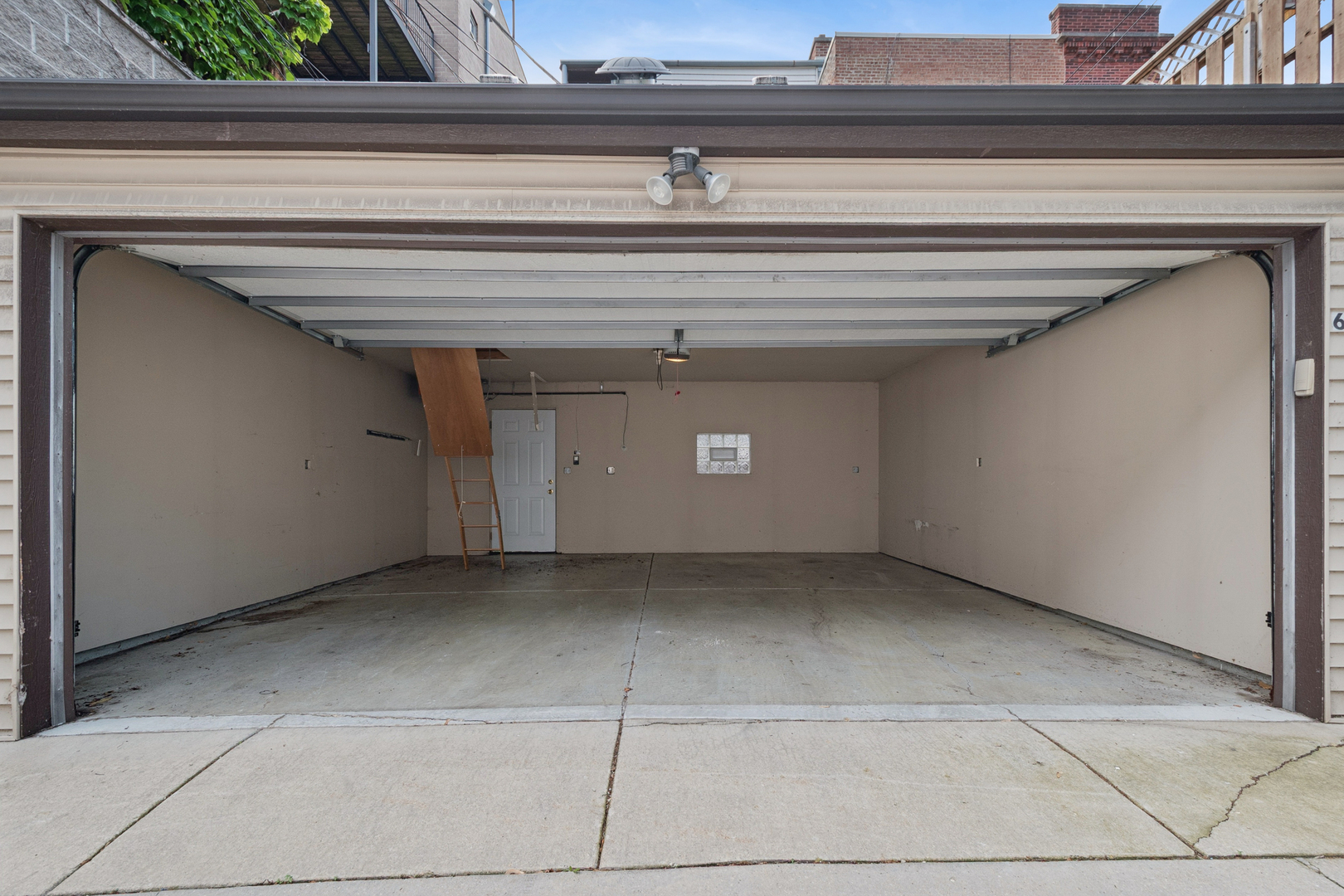 634 W Wellington Avenue