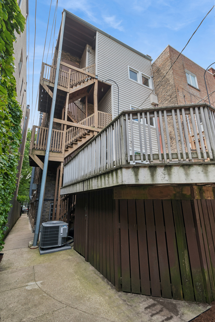 634 W Wellington Avenue