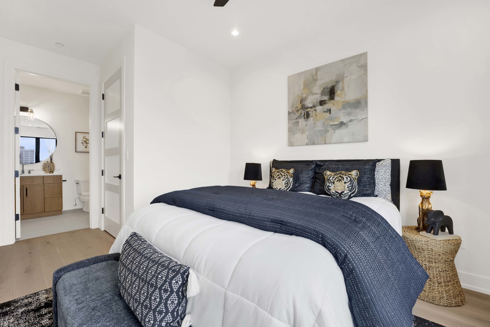 5630 N Broadway Street Unit: 4E