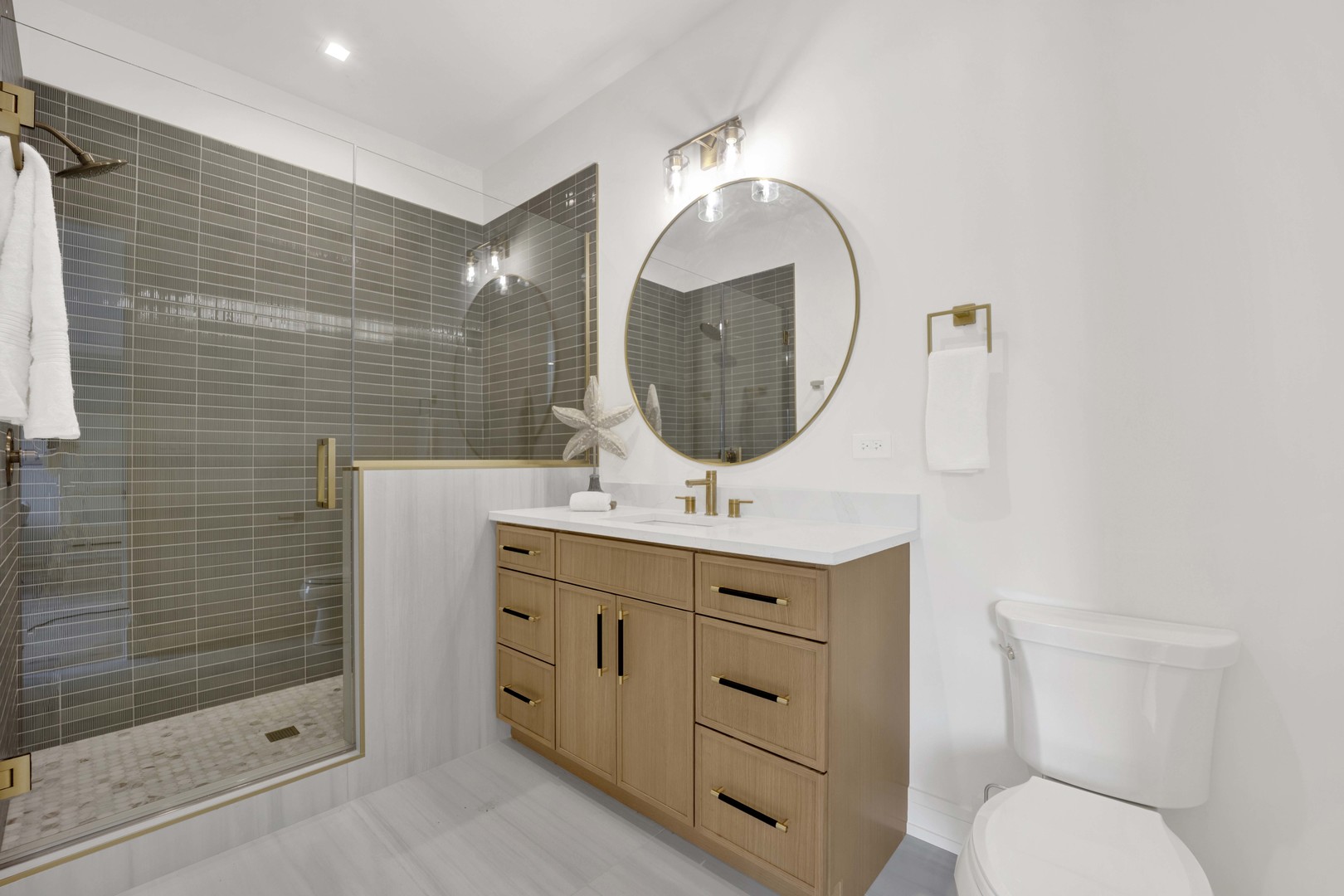 5630 N Broadway Street Unit: 4E