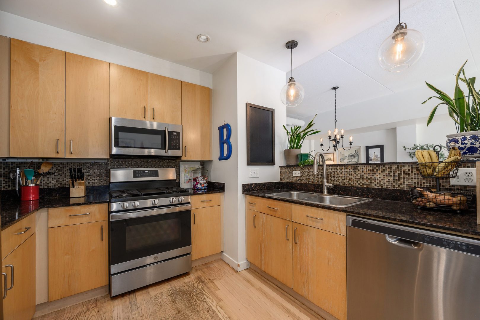 4114 N Lincoln Avenue Unit: 211