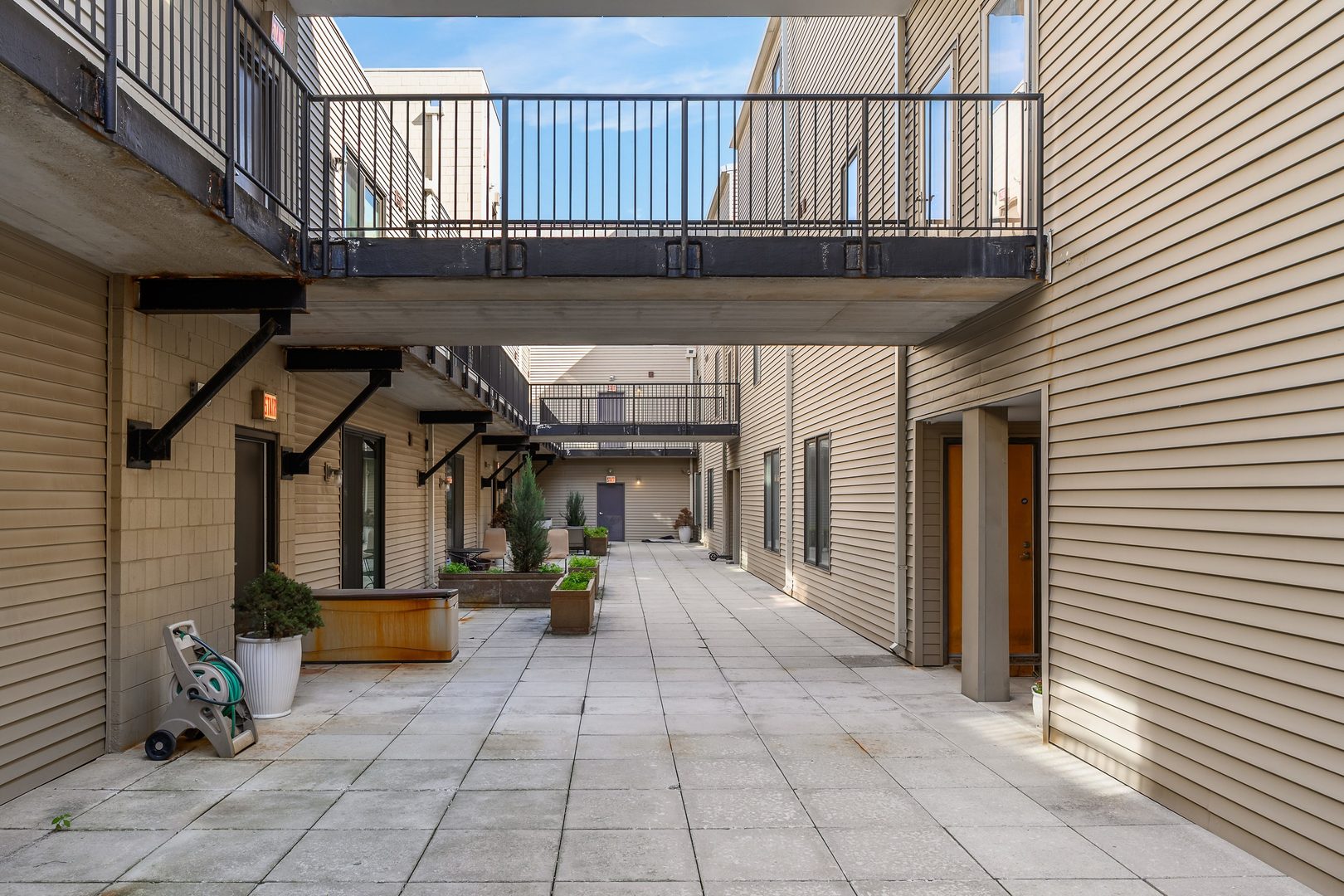 4114 N Lincoln Avenue Unit: 211