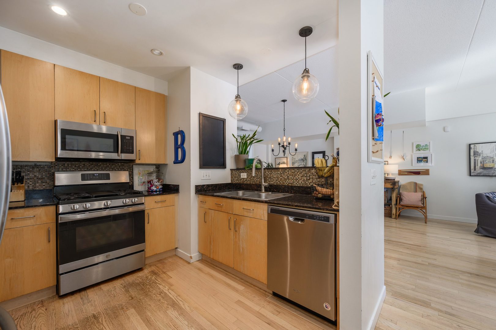 4114 N Lincoln Avenue Unit: 211