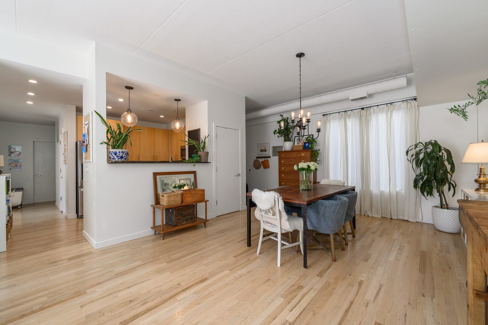 4114 N Lincoln Avenue Unit: 211