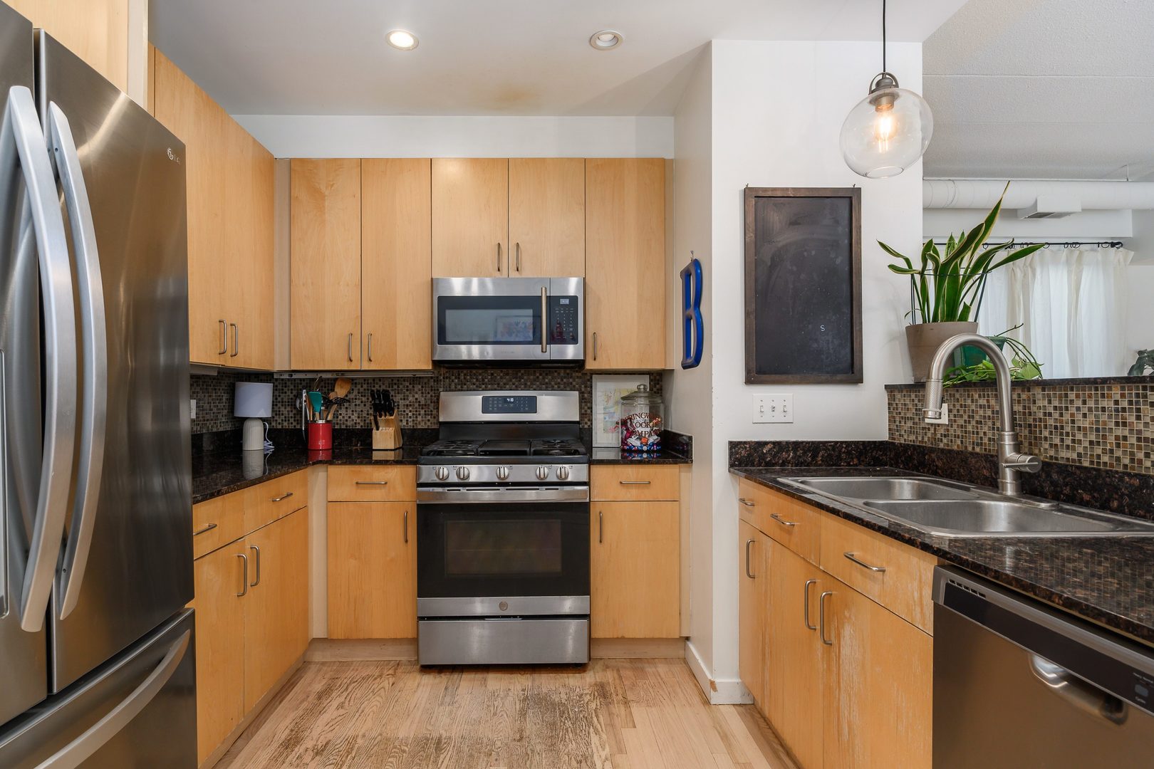 4114 N Lincoln Avenue Unit: 211