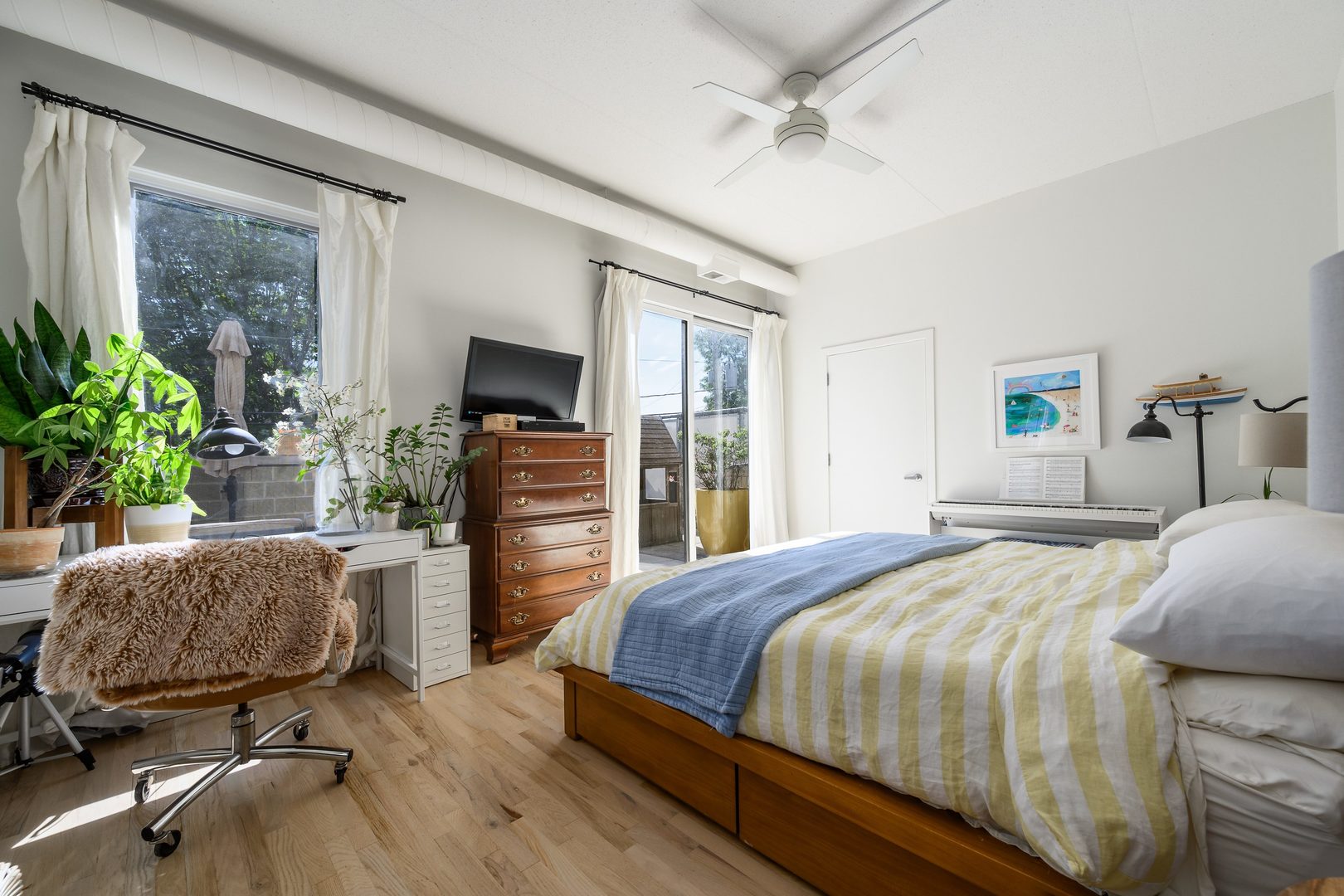 4114 N Lincoln Avenue Unit: 211