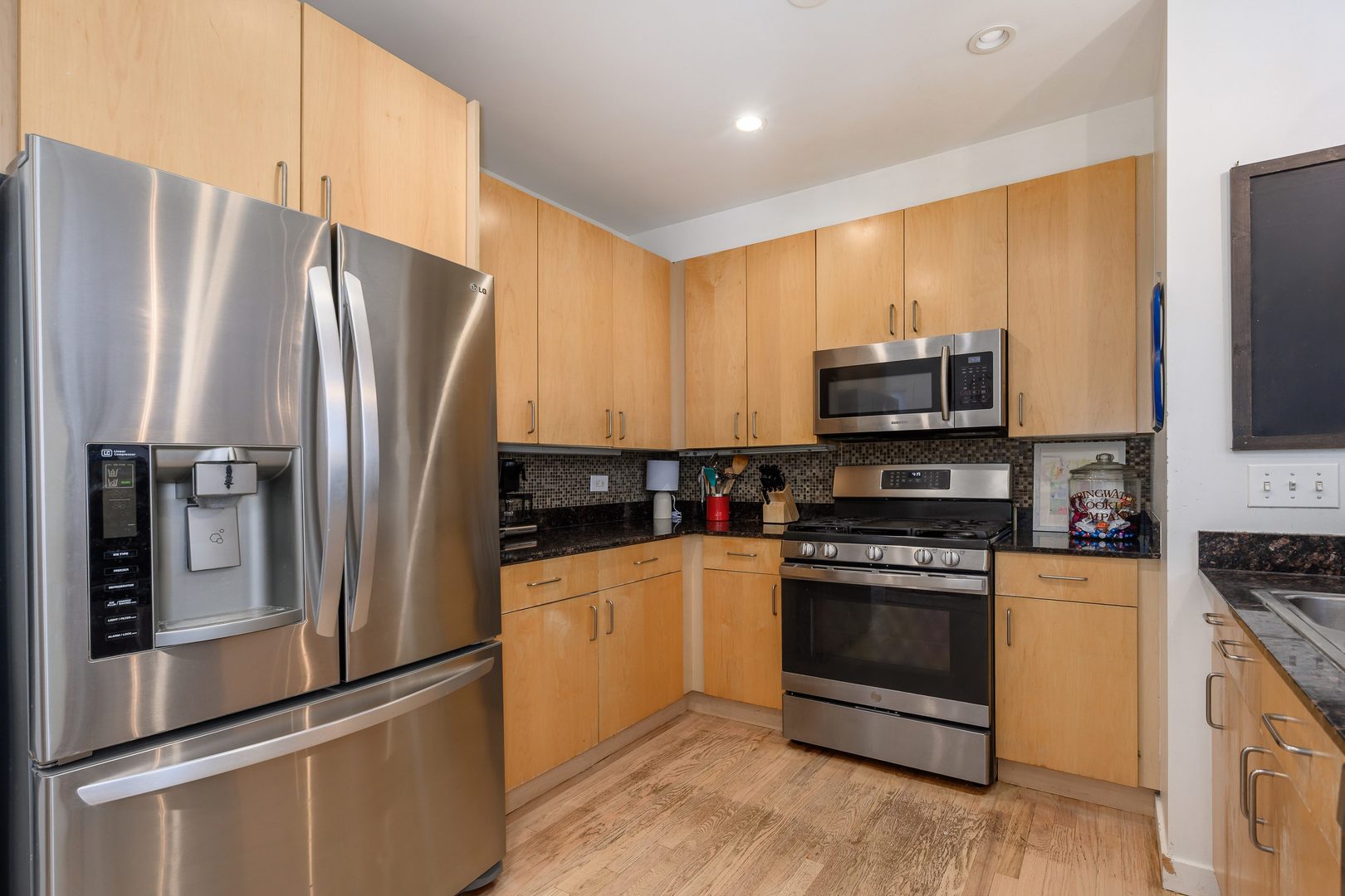 4114 N Lincoln Avenue Unit: 211