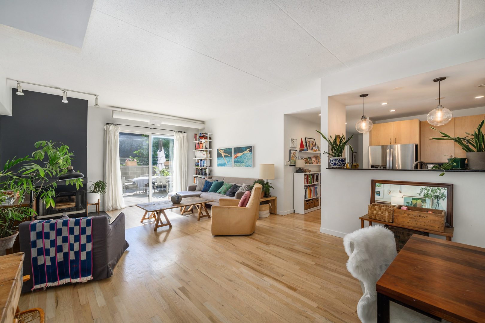 4114 N Lincoln Avenue Unit: 211