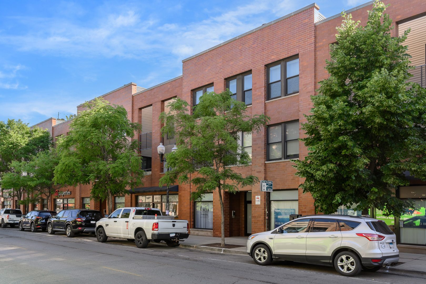 4114 N Lincoln Avenue Unit: 211