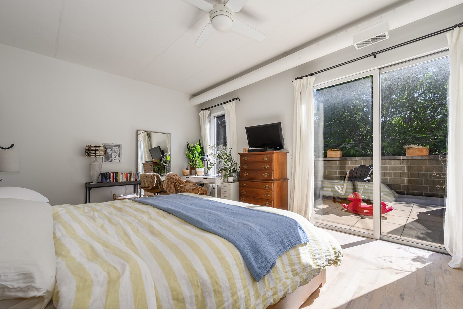 4114 N Lincoln Avenue Unit: 211