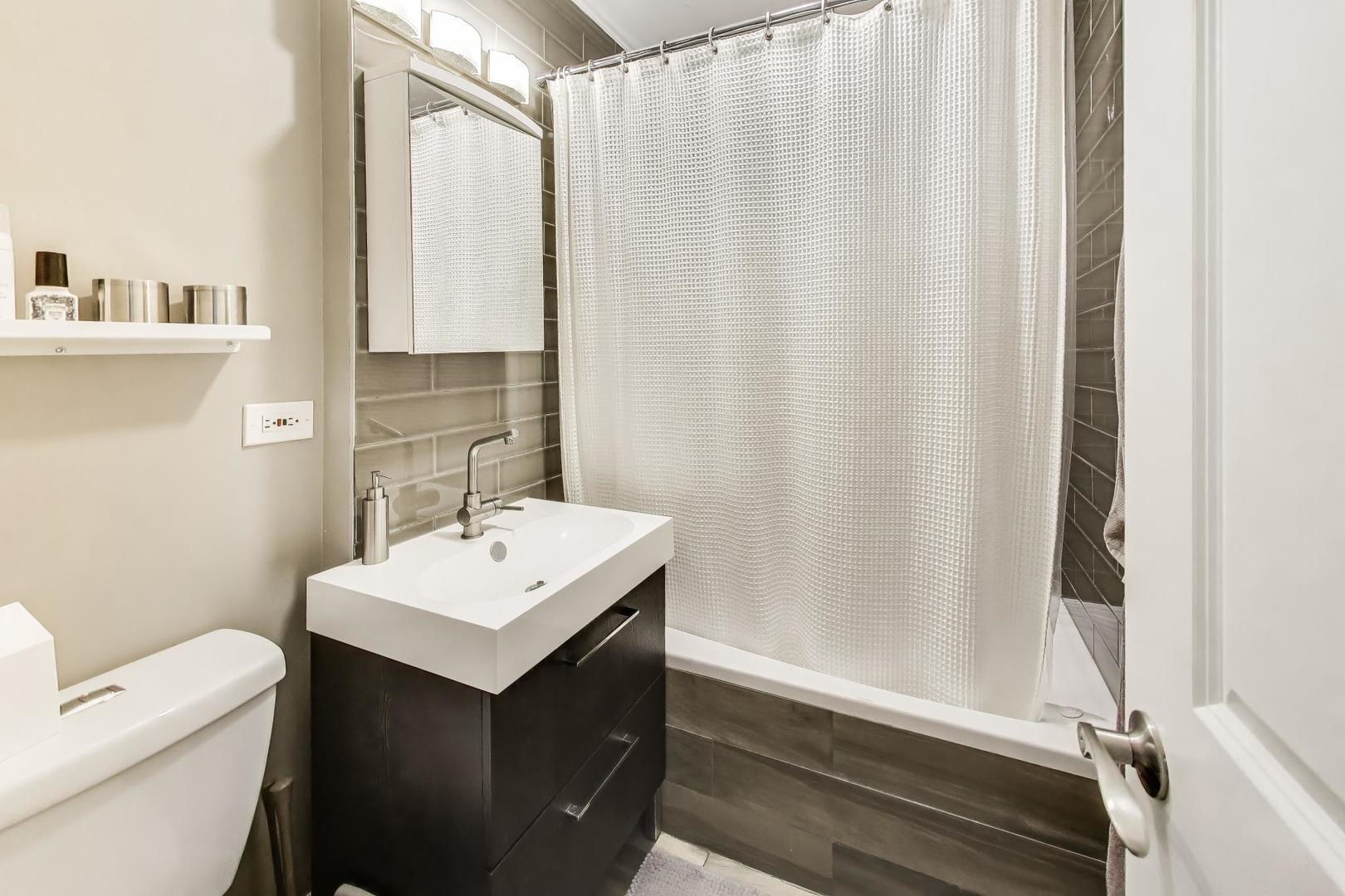 2601 N Hamlin Avenue Unit: 3