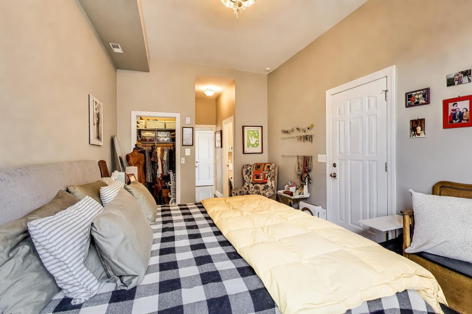 2601 N Hamlin Avenue Unit: 3