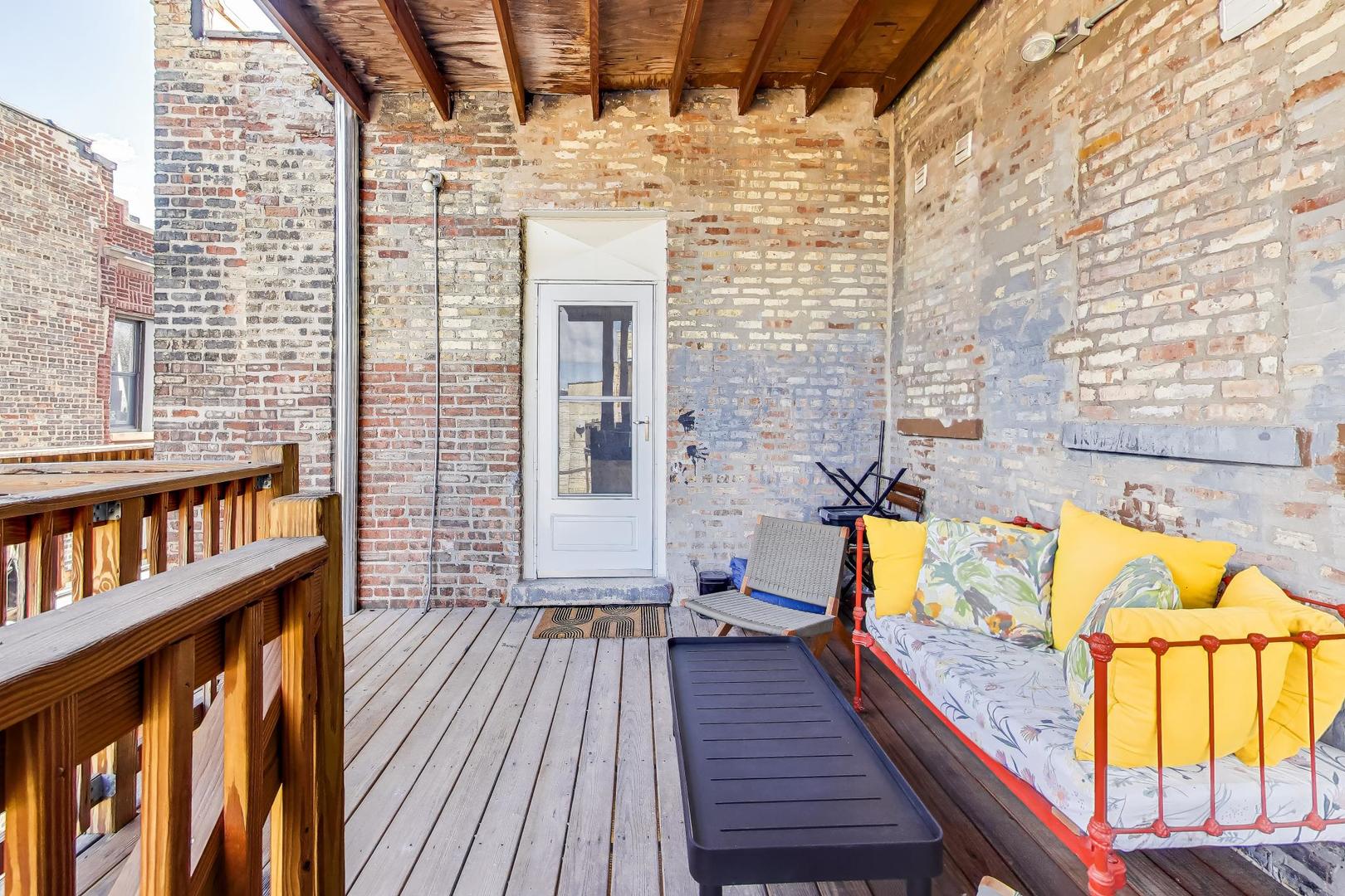 2601 N Hamlin Avenue Unit: 3