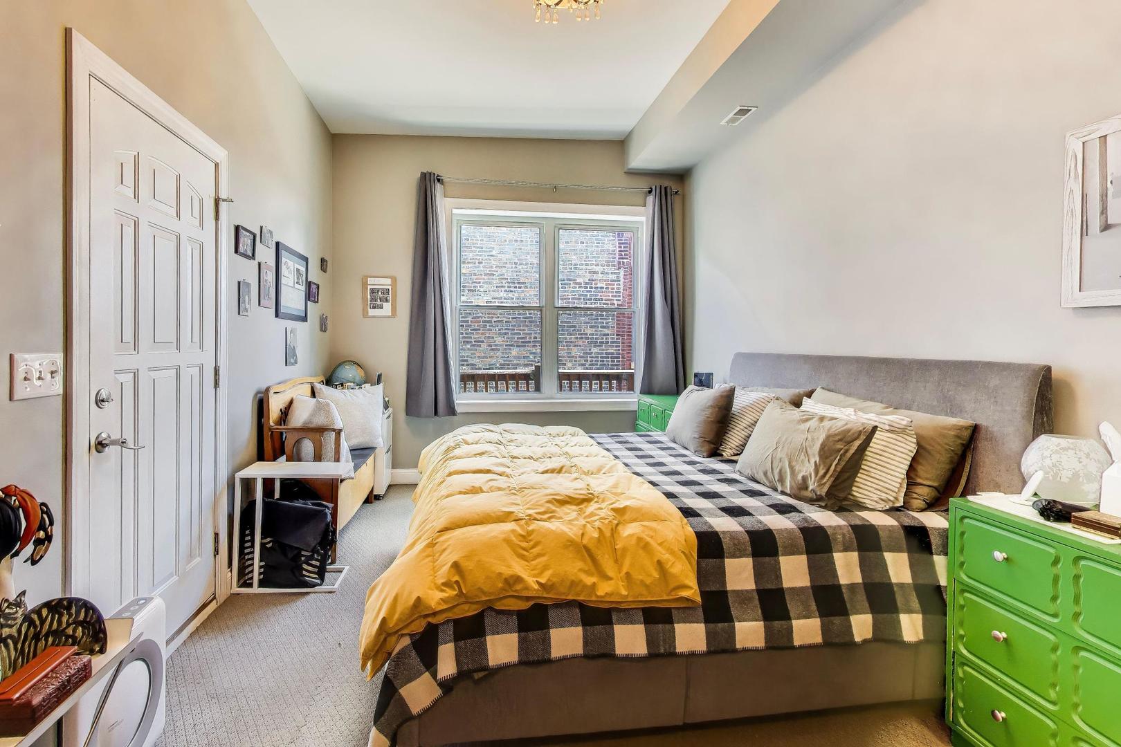 2601 N Hamlin Avenue Unit: 3