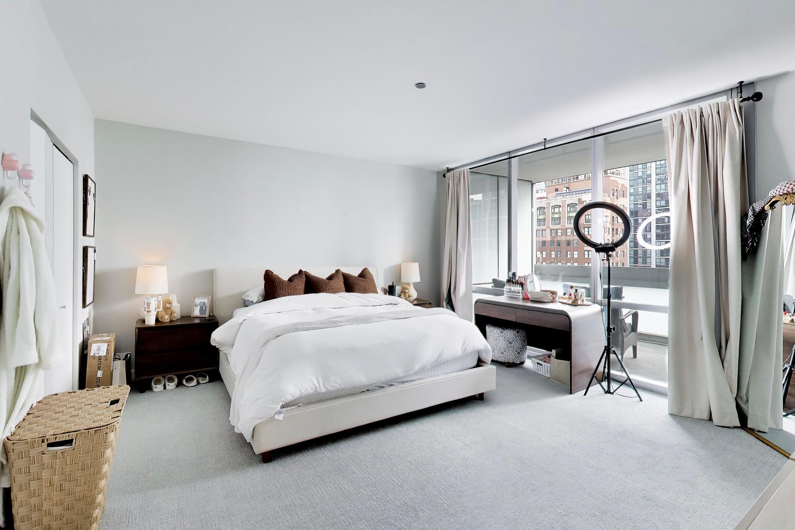 8 E Randolph Street Unit: 1602