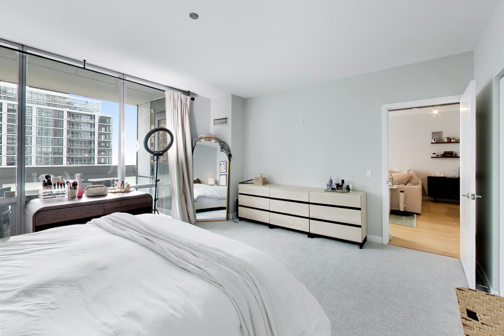 8 E Randolph Street Unit: 1602