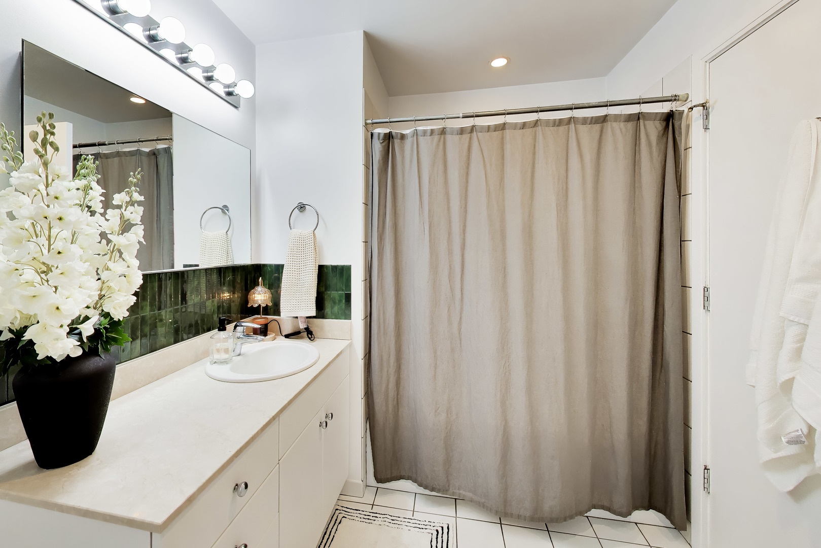 8 E Randolph Street Unit: 1602