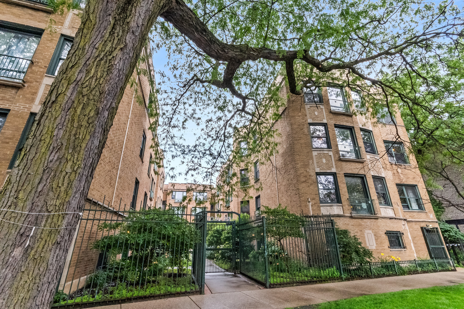 7021 N Sheridan Road Unit: 2