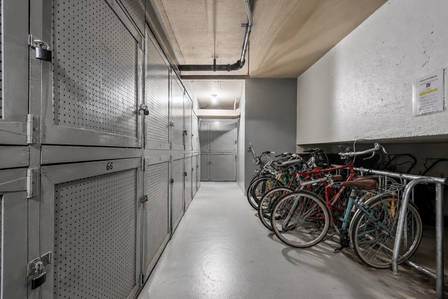 555 W Cornelia Avenue Unit: 2012