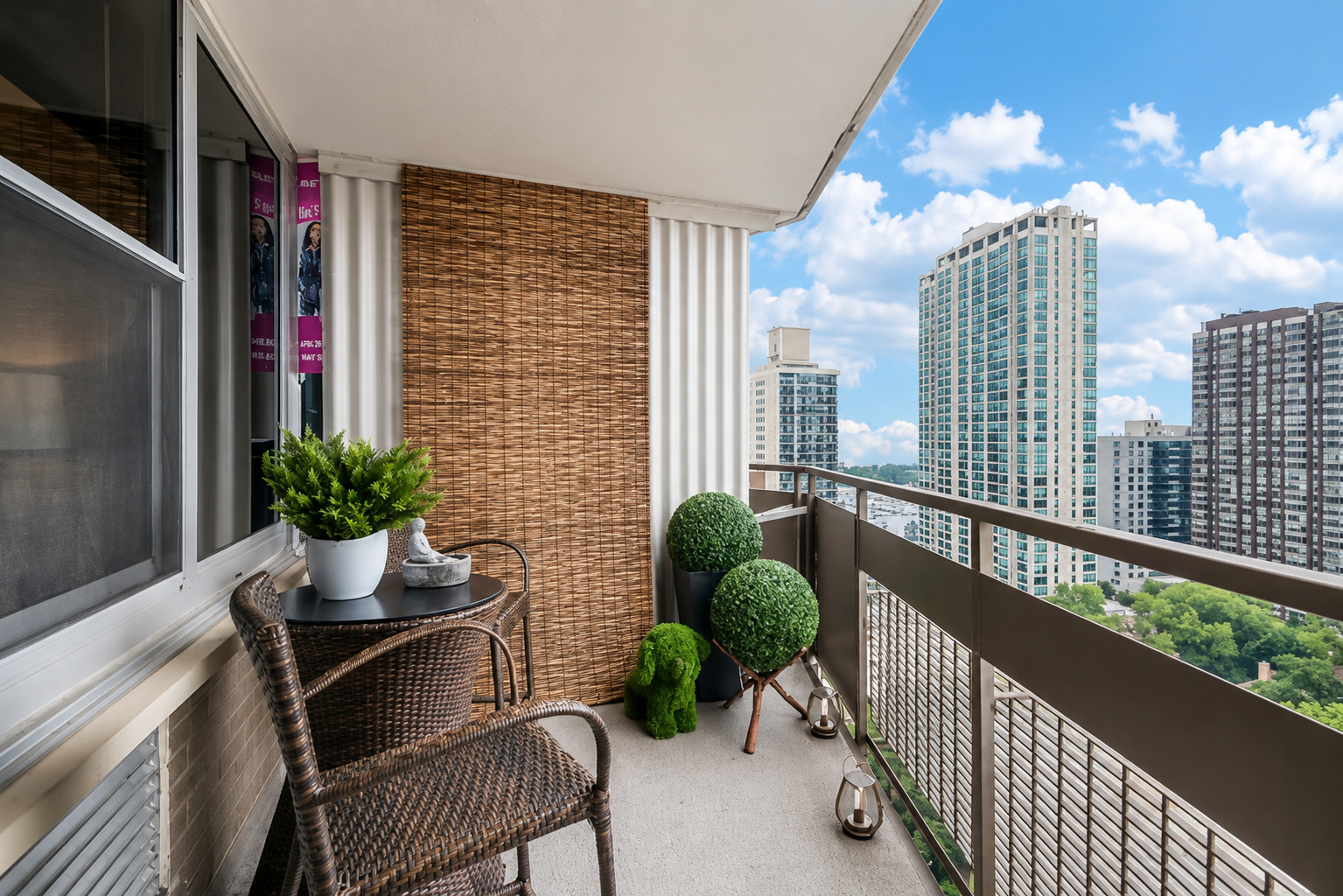 555 W Cornelia Avenue Unit: 2012