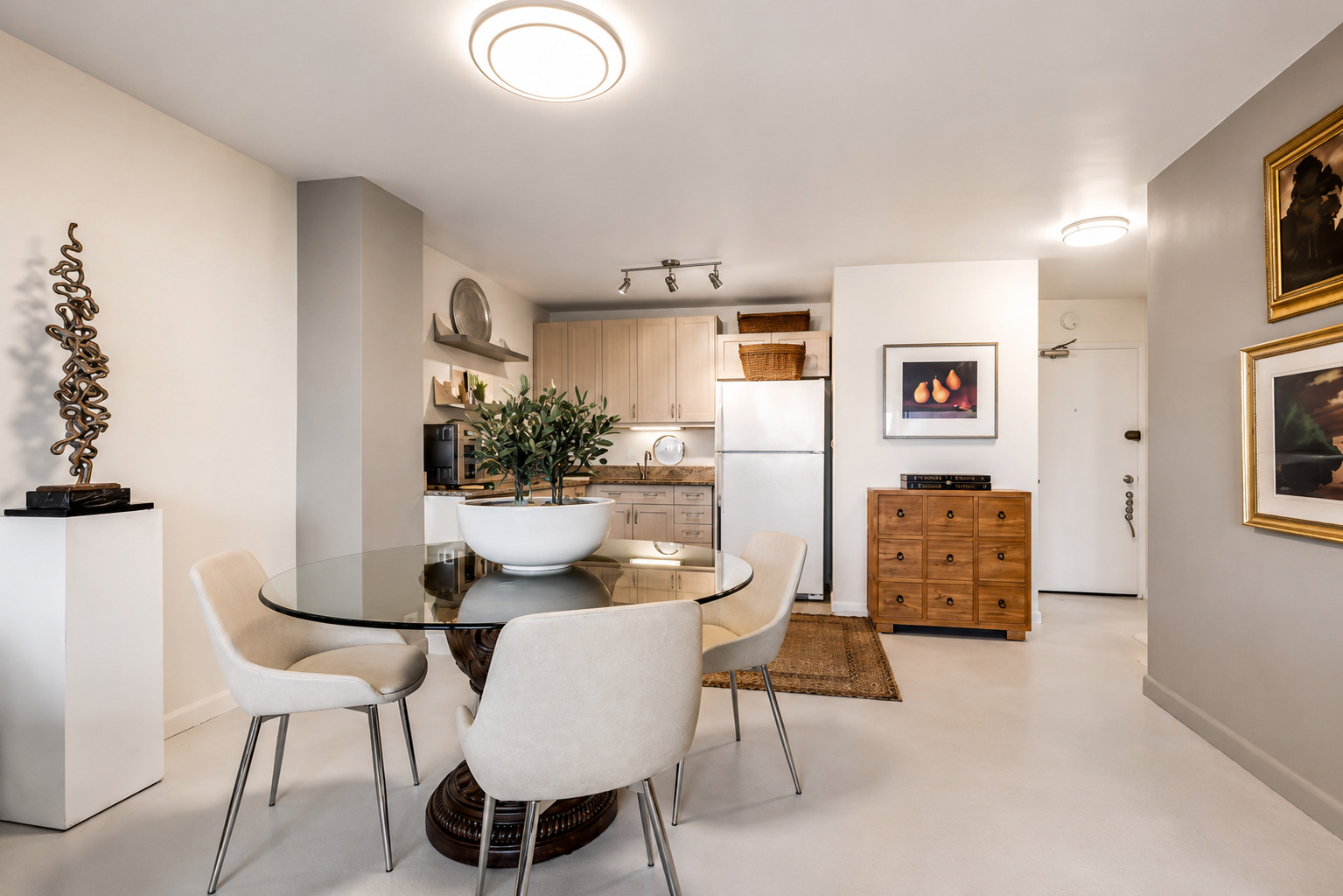 555 W Cornelia Avenue Unit: 2012