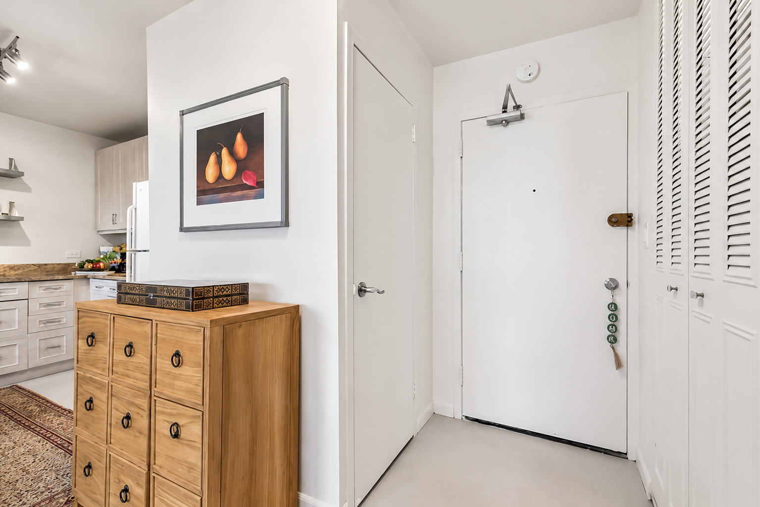 555 W Cornelia Avenue Unit: 2012