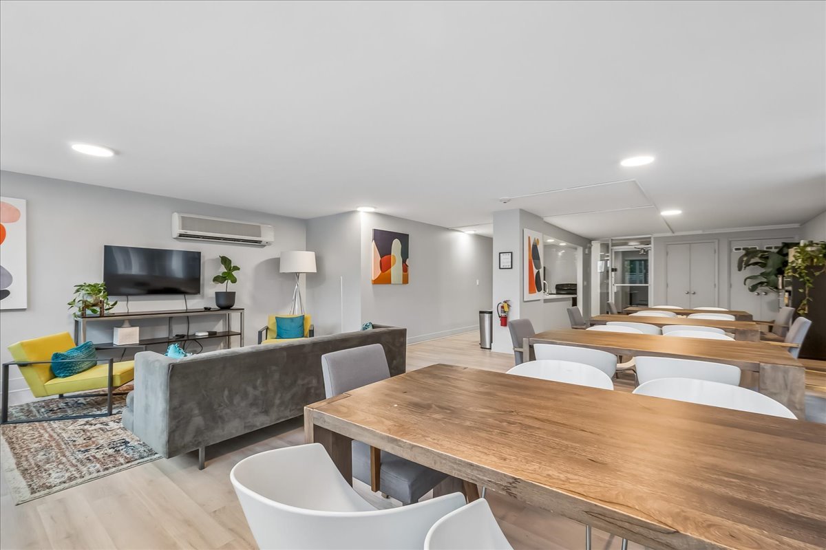 555 W Cornelia Avenue Unit: 2012