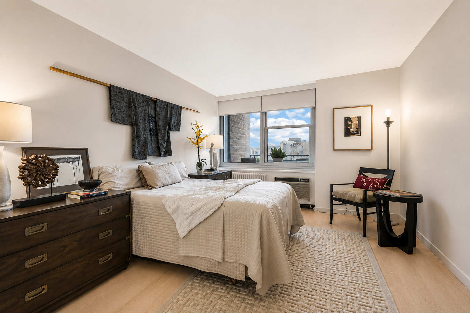 555 W Cornelia Avenue Unit: 2012