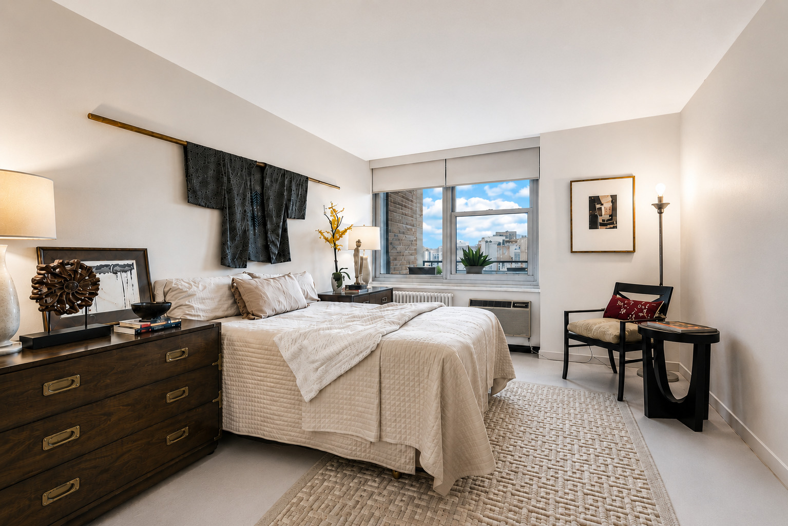 555 W Cornelia Avenue Unit: 2012