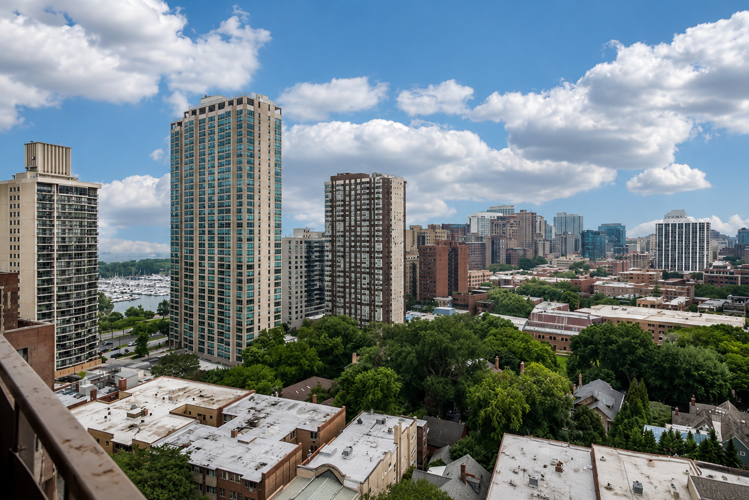 555 W Cornelia Avenue Unit: 2012