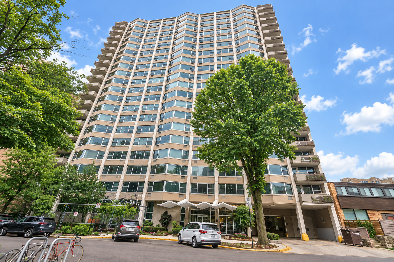 555 W Cornelia Avenue Unit: 2012
