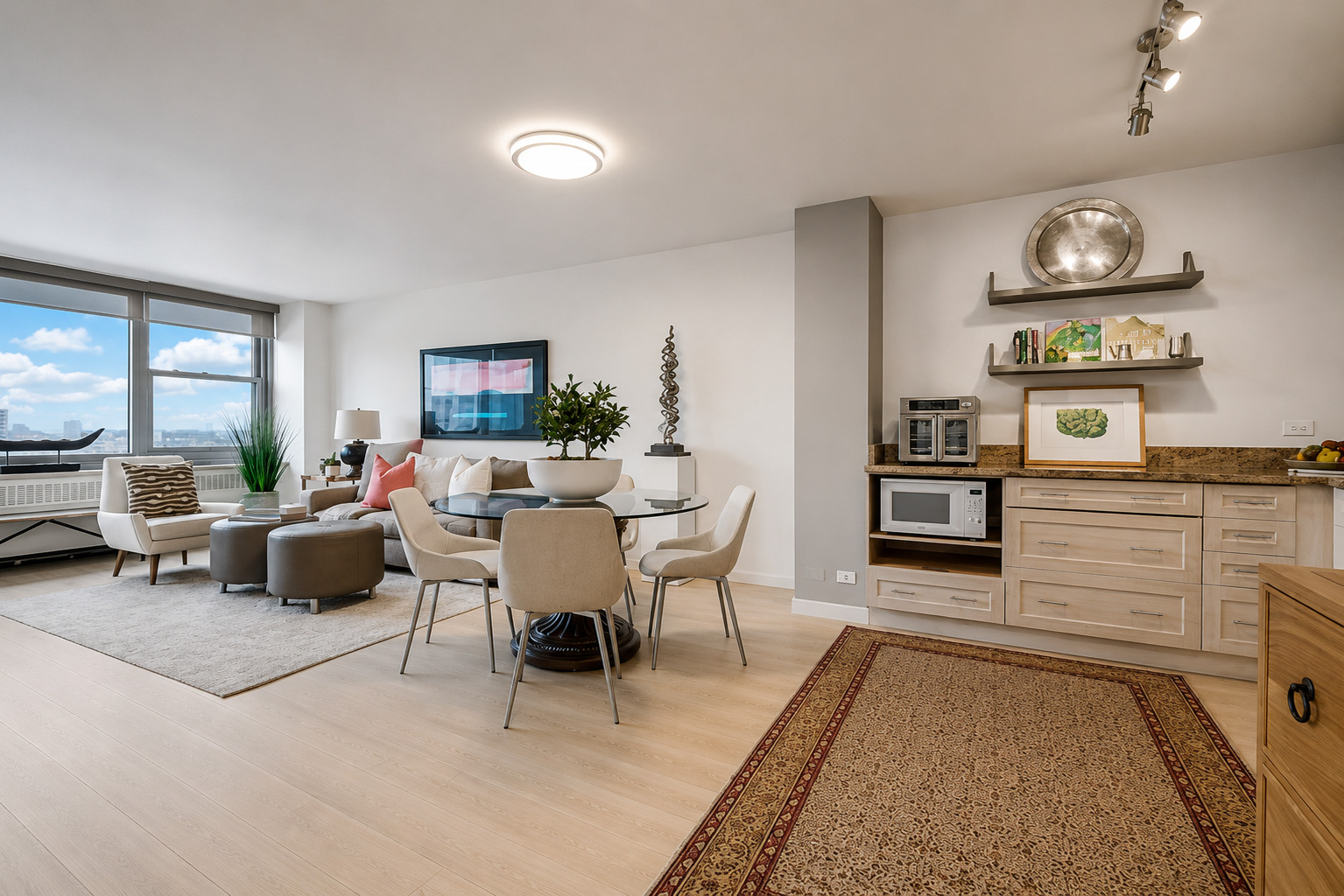 555 W Cornelia Avenue Unit: 2012