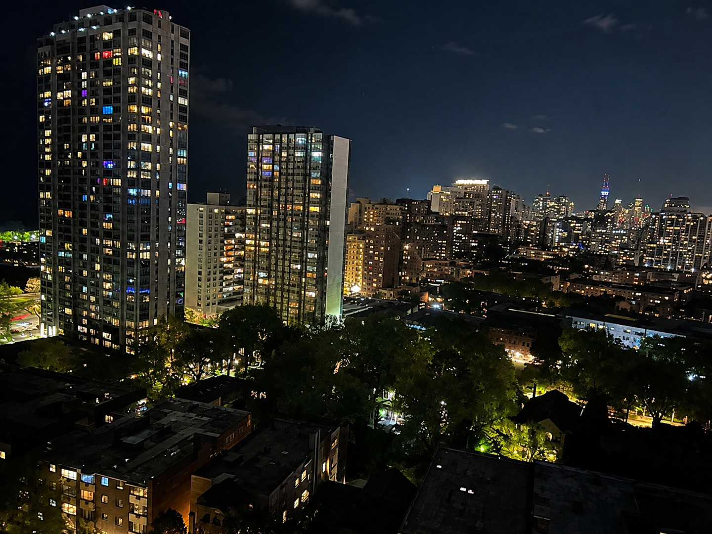 555 W Cornelia Avenue Unit: 2012