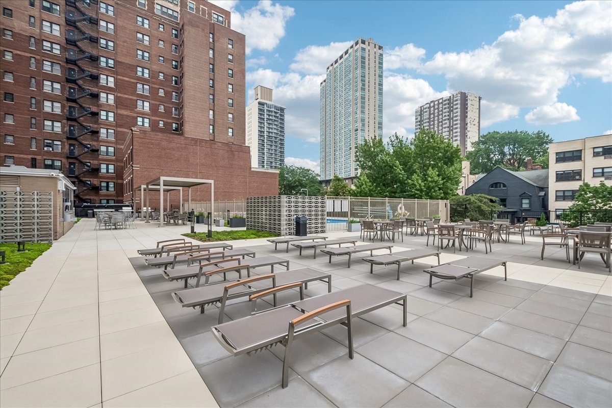 555 W Cornelia Avenue Unit: 2012