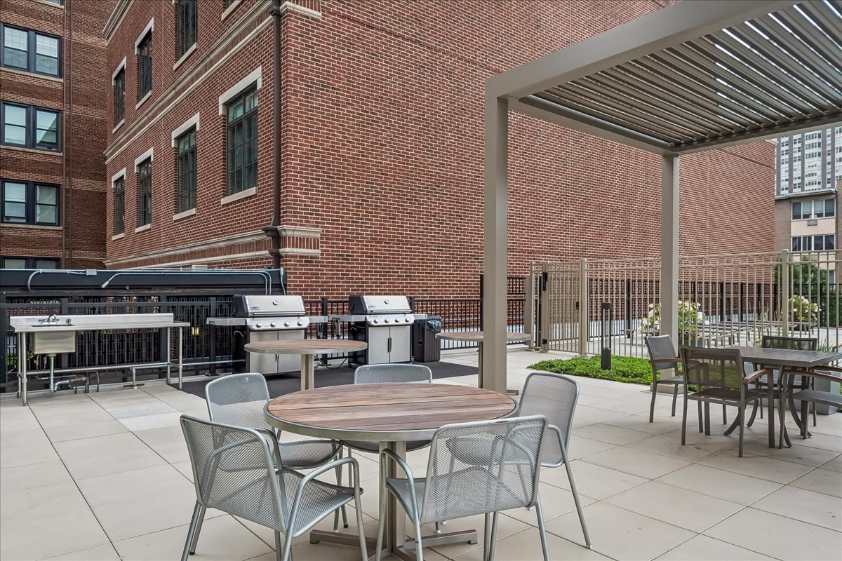 555 W Cornelia Avenue Unit: 2012