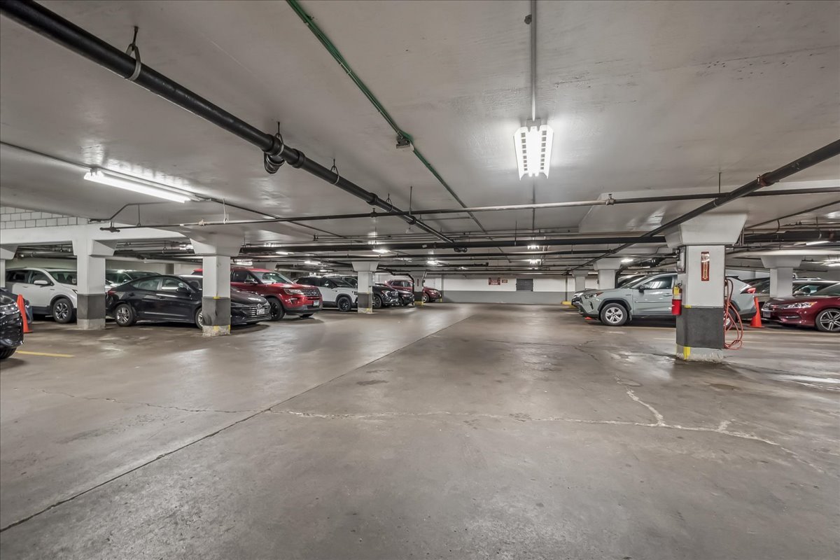 555 W Cornelia Avenue Unit: 2012
