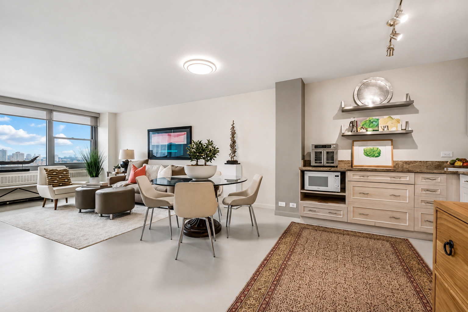 555 W Cornelia Avenue Unit: 2012