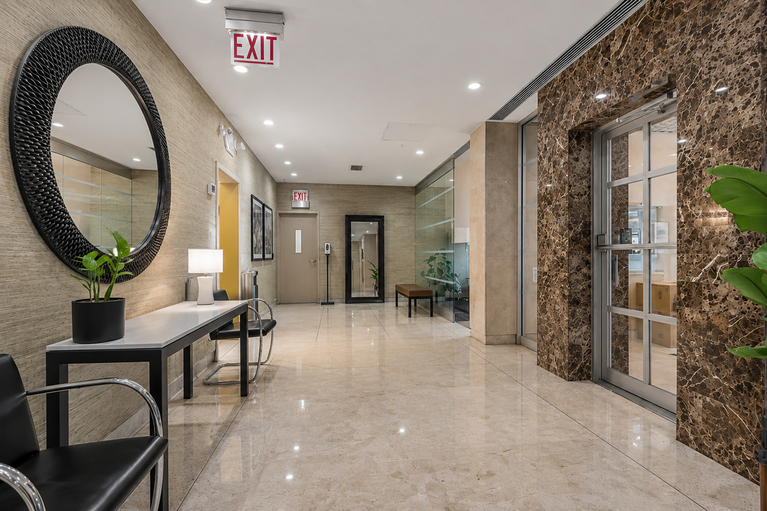 555 W Cornelia Avenue Unit: 2012
