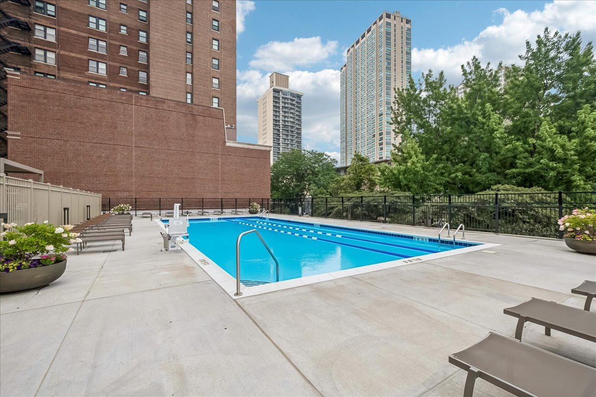 555 W Cornelia Avenue Unit: 2012