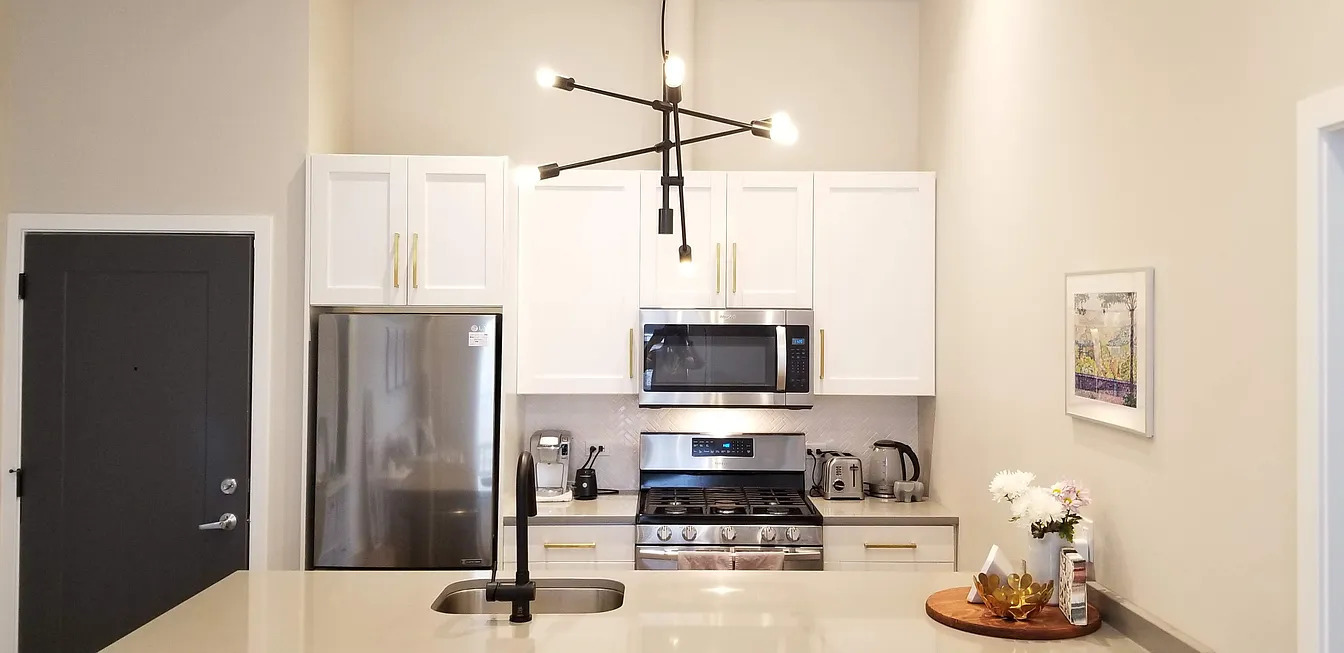 1645 W Le Moyne Street Unit: 2H