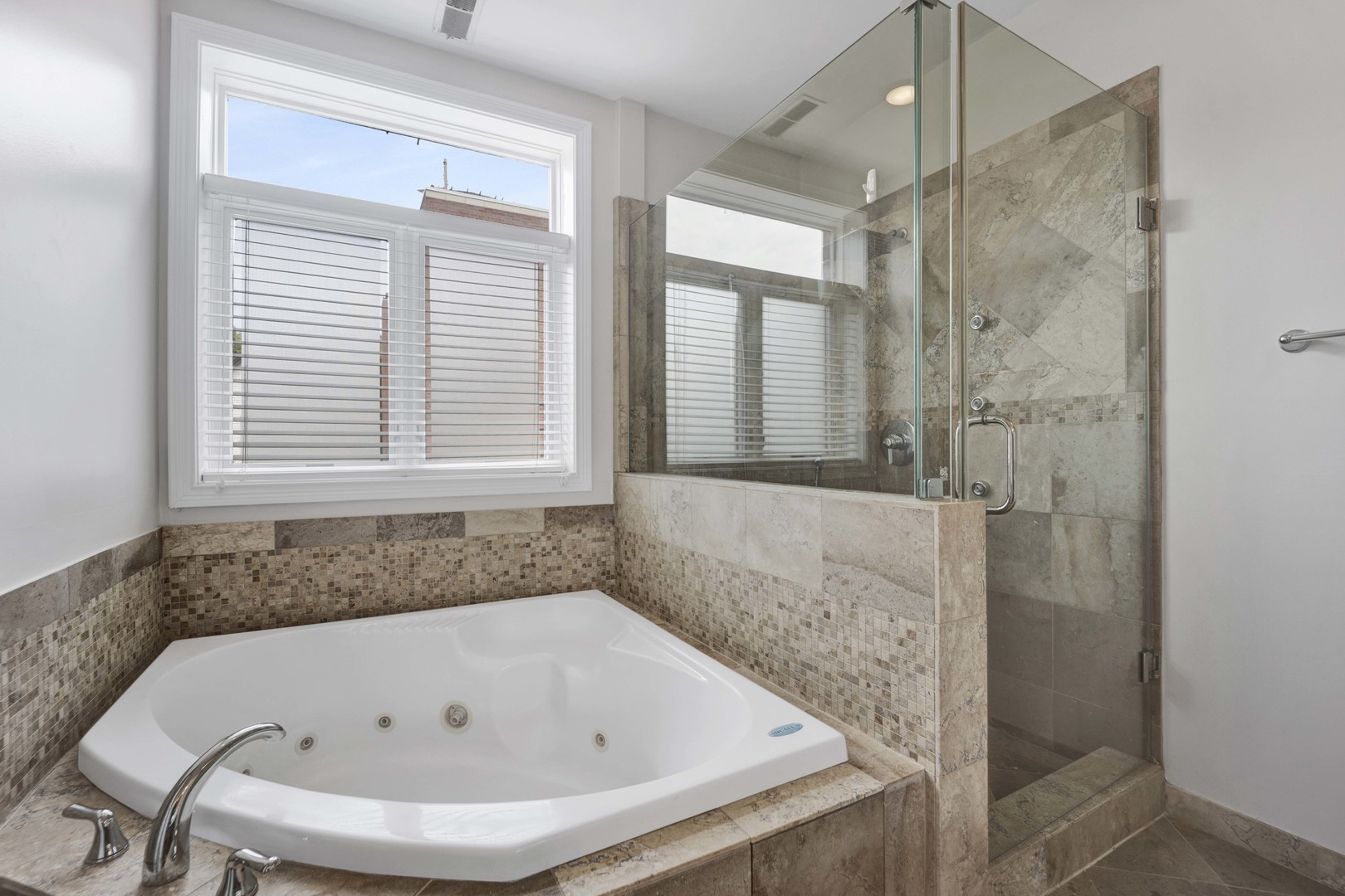 5006 N WESTERN Avenue Unit: 2