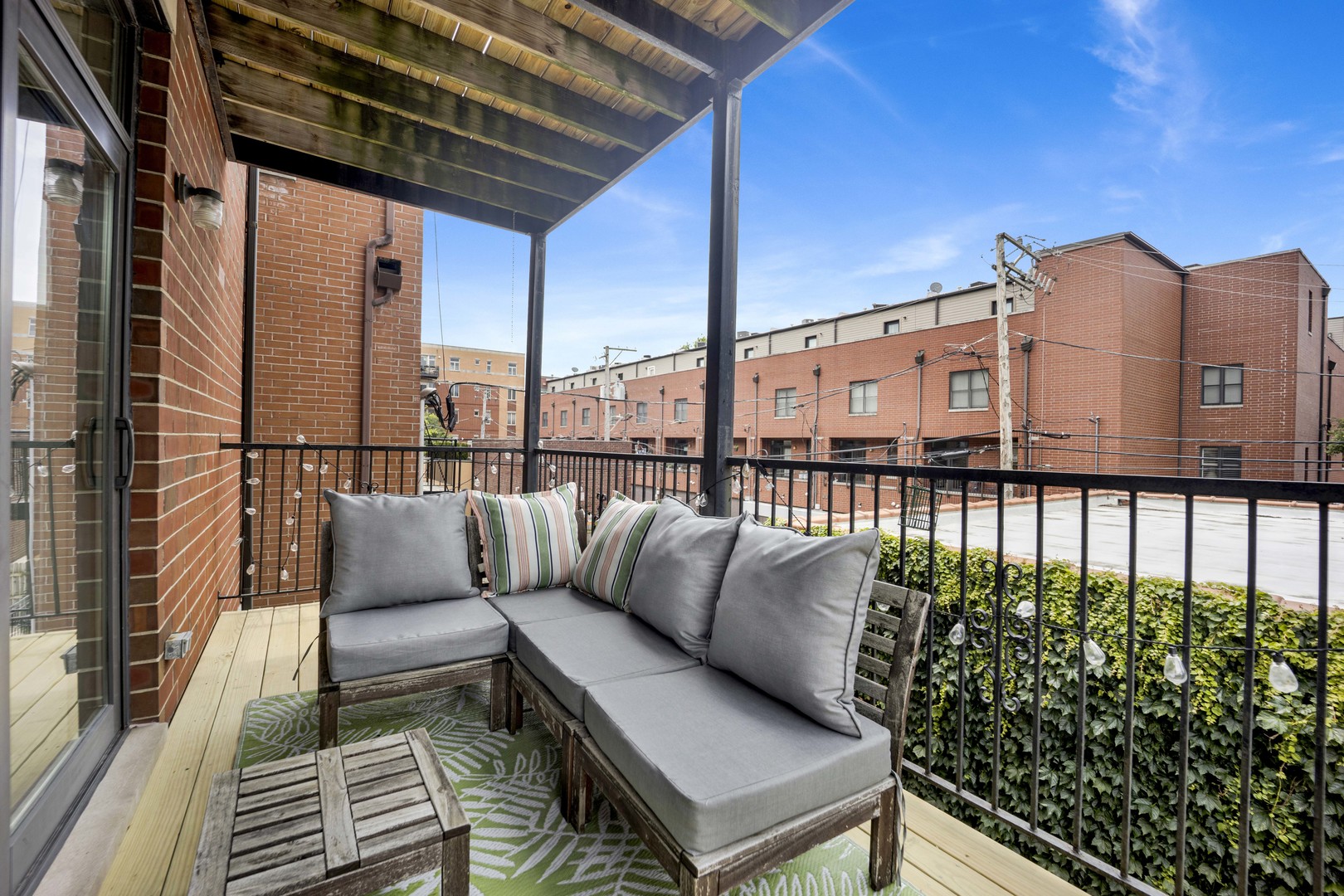 5006 N WESTERN Avenue Unit: 2