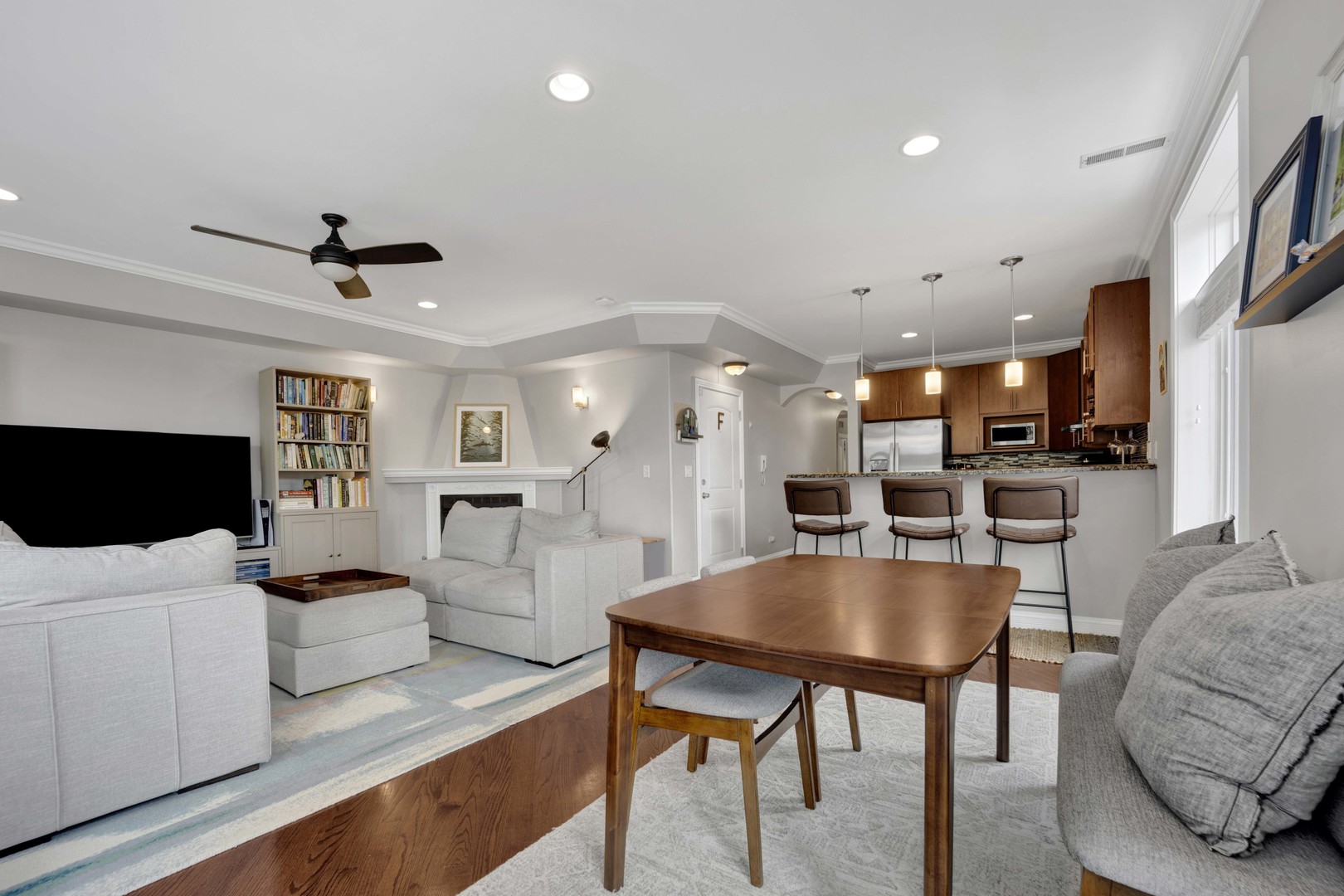 5006 N WESTERN Avenue Unit: 2