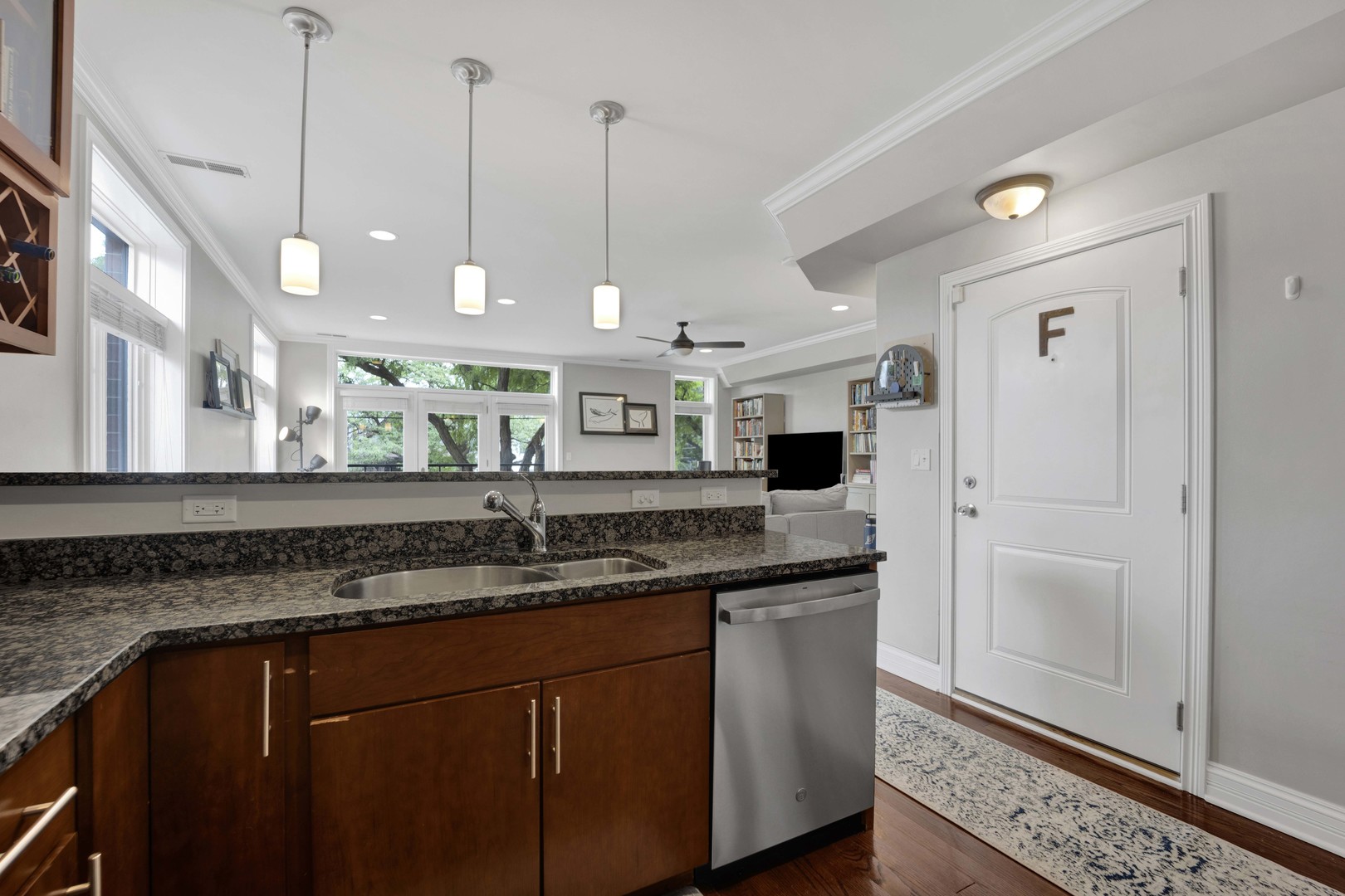 5006 N WESTERN Avenue Unit: 2