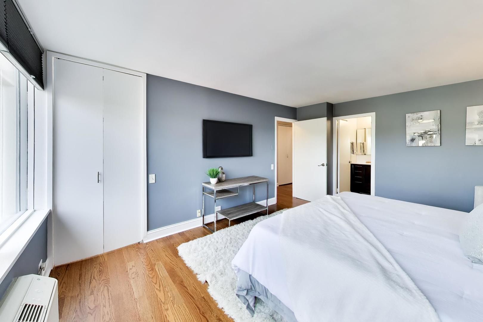 5733 N SHERIDAN Road Unit: 4C
