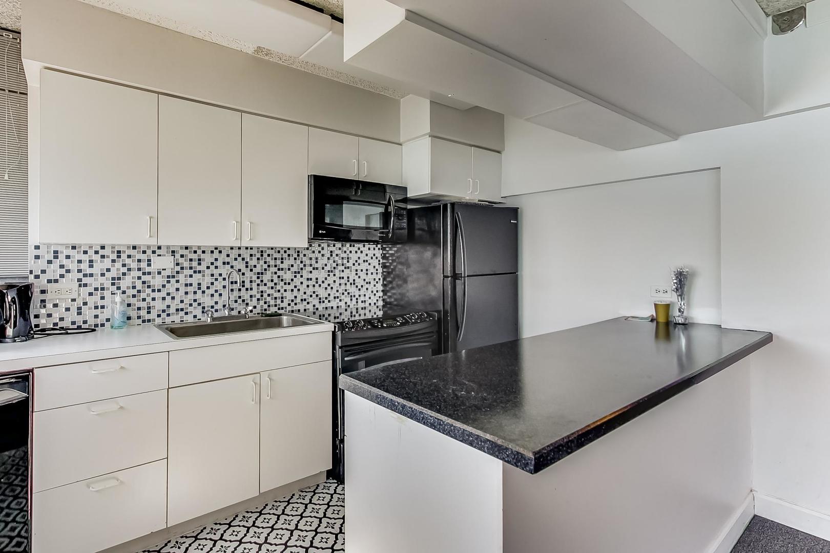5733 N SHERIDAN Road Unit: 4C