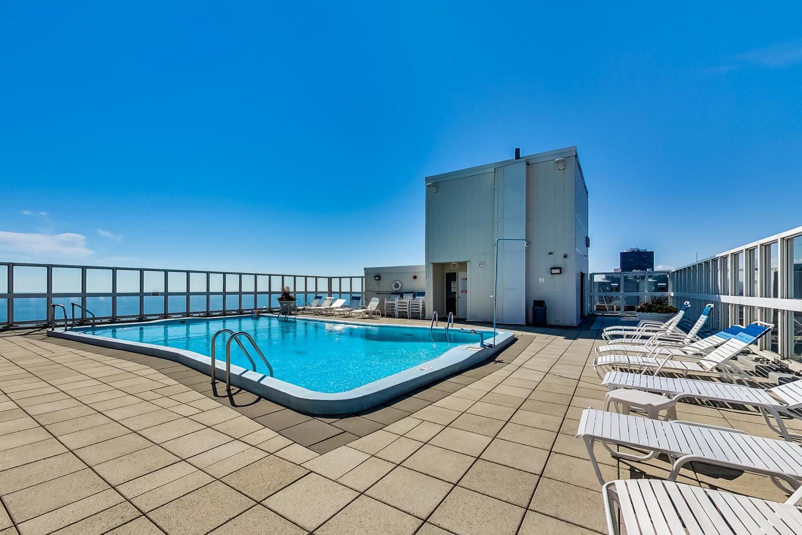 5733 N SHERIDAN Road Unit: 4C