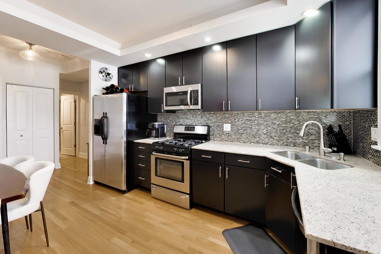 7021 N Greenview Avenue Unit: 3N